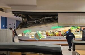 (ВИДЕО) Се урна таванот во „Космос“ во Солун, тешко повредена е жена