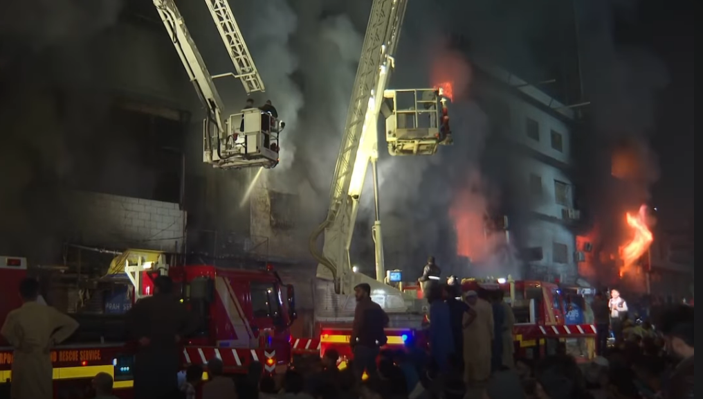 (Видео) Смртоносен пожар во трговски центар во Пакистан