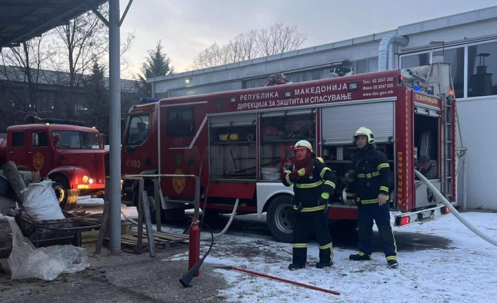 Пожар на хала во Кавадарци, пожарникарите на терен