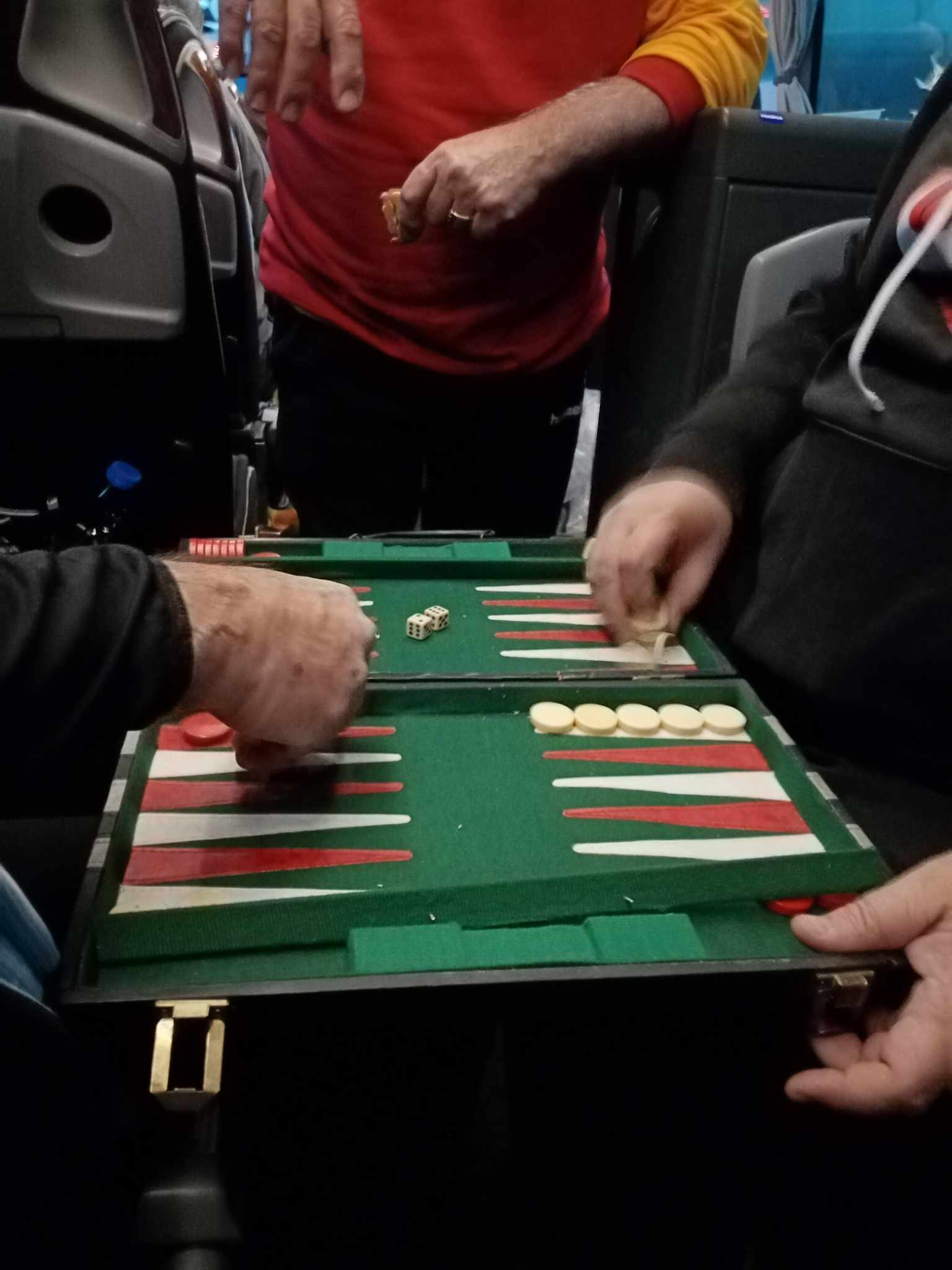 Фалангата која тргна од Скопје со автобус, е во Прага, со друштвени игри времето побрзо поминува