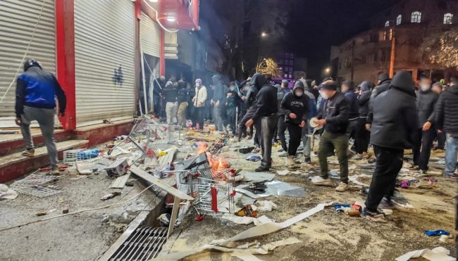 ИРАН ГИ БЛОКИРАШЕ ИНТЕРНЕТОТ И ТЕЛЕФОНСКИТЕ ВРСКИ ПОРАДИ СÈ ПОГОЛЕМИТЕ АНТИВЛАДИНИ ПРОТЕСТИ