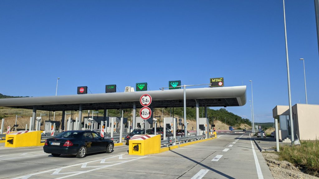 Физички напад врз вработен на наплатна рампа „Петровец“, сторителот избегал со возило