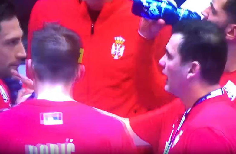 Раул на македонски им се обраќа на Србите на тајм-аут