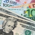 Американскиот долар ја удира Европа додека е на колена