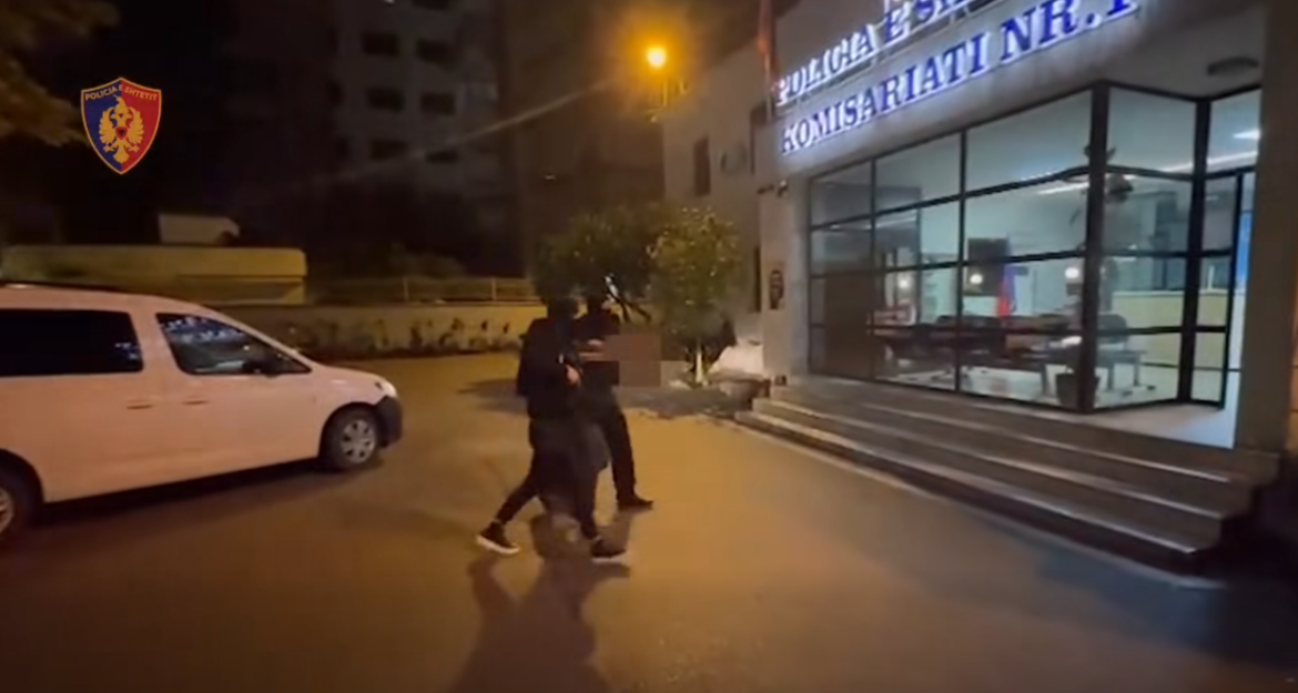 (ВИДЕО) Кај Тирана е уапсен 52-годишник од скопско Копаница кого властите го бараат за извршено тројно убиство