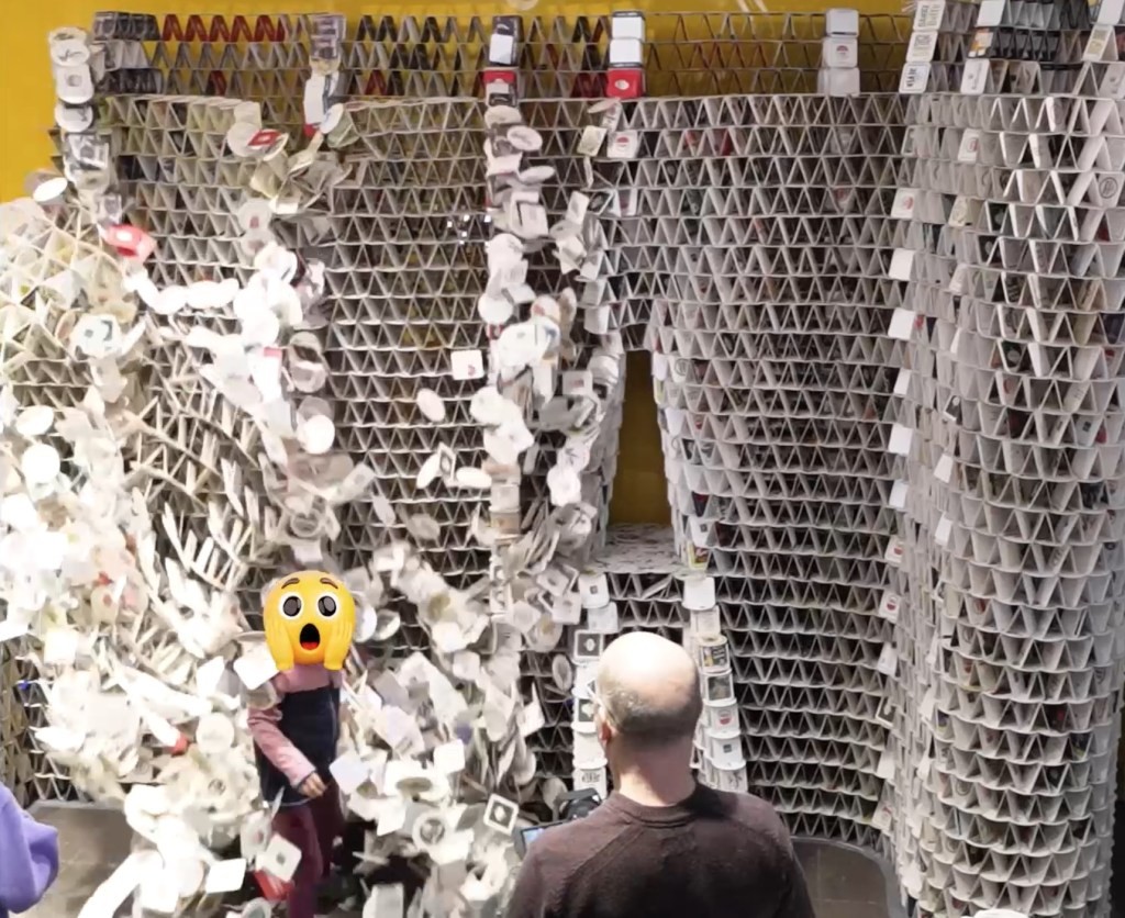 Девојче уништува кула изградена од 63.000 подметачи за пиво – месеци труд на уметникот кој се трудеше да го собори Гинисовиот рекорд