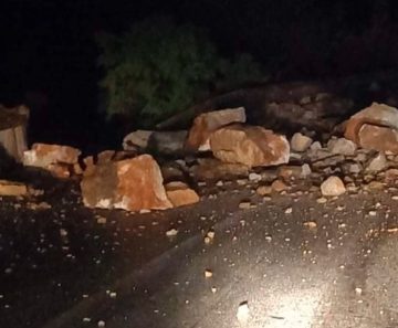 ЦУК: Голема карпа падната на патот Тетово-Бањиче, надлежните преземаат мерки