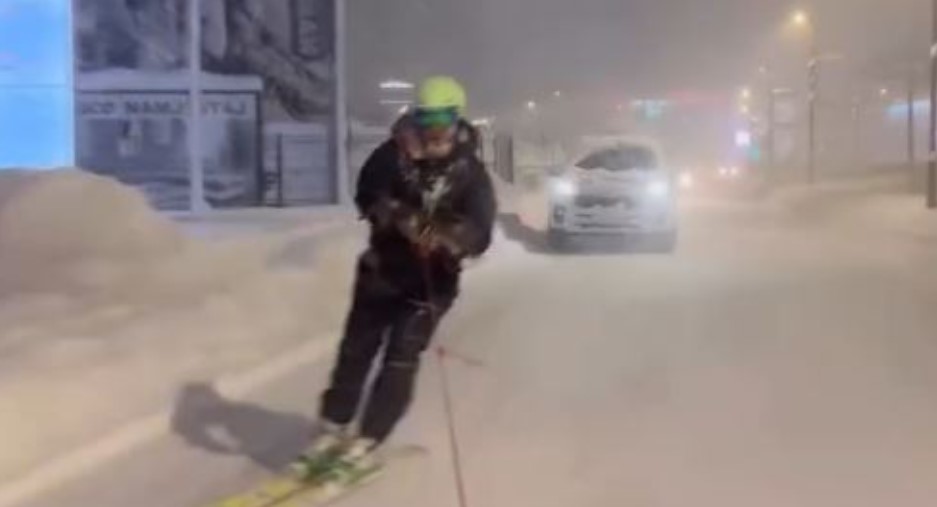 ВИДЕО: Човек скија низ улиците на Сараево, но заработи казна