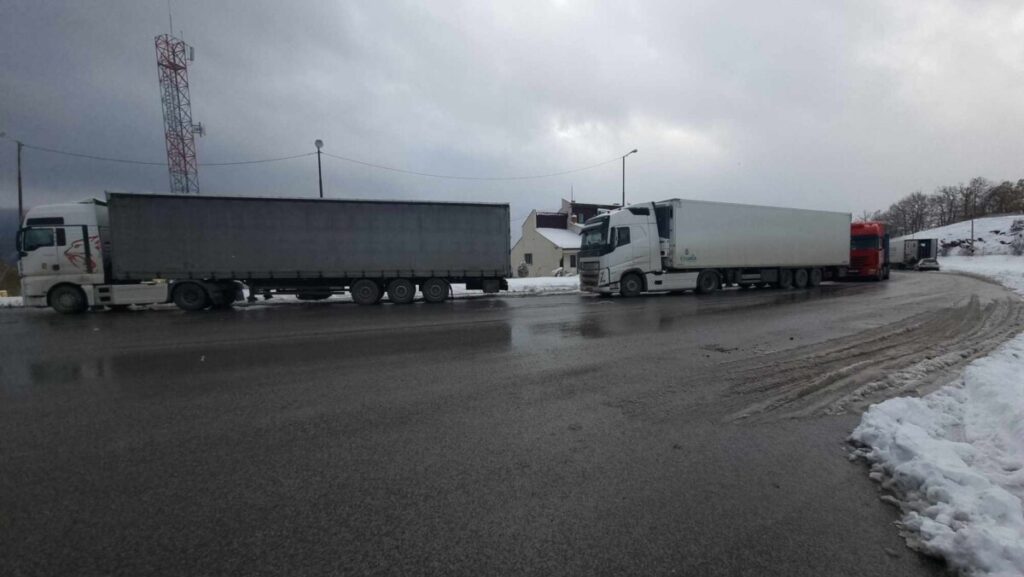 Превозниците од Македонија и регионот трет ден продолжуваат со блокадите