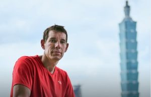 (ВИДЕО+ФОТО) На 508 метри височина – Американски алпинист се искачил на врвот на облакодерот Тајпеј 101 без јаже или заштитна опрема