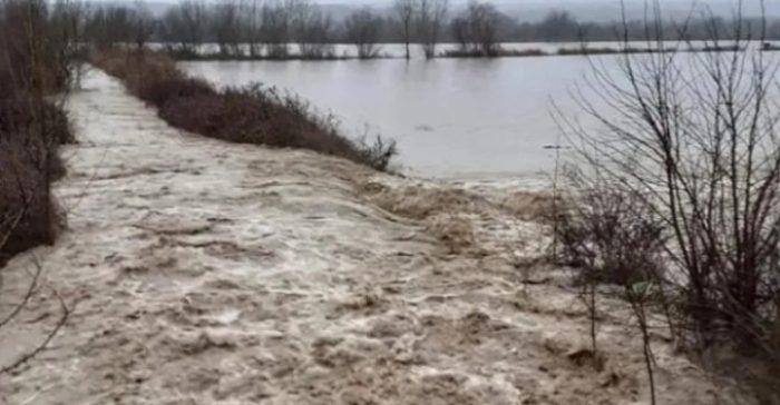 ЦУК: Обилните врнежи од дожд предизвикаа одрони на патиштата, свлечишта и локални поплави во повеќе региони низ Македонија