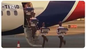 (ВИДЕО) Посмртните останки на телохранителите на Мадуро пристигнаа на Куба