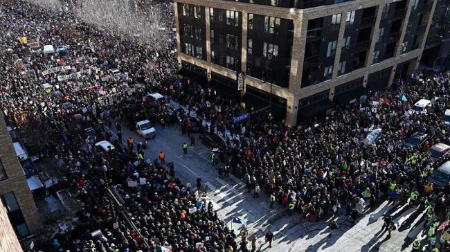 ИЛЈАДНИЦИ ЛУЃЕ ПРОТЕСТИРАА ВО МИНЕСОТА ЗА ПОВЛЕКУВАЊЕ НА АГЕНТИТЕ НА ИМИГРАЦИСКАТА СЛУЖБА – ИЦЕ