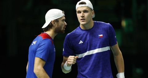 Двојна радост за Чесите: Махач и Меншик со трофеи се „загреаја“ за АО!