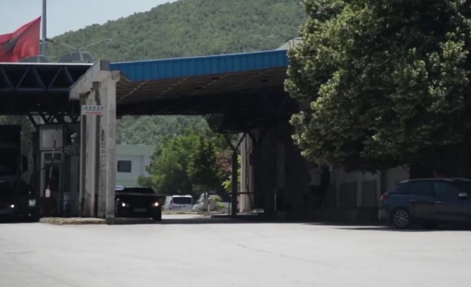 ДРАМА НА ГРАНИЧНИТЕ ПРЕМИНИ: Албанец уапсен за изнуда на „Блато“, „пасат“ се запали на „Ќафасан“