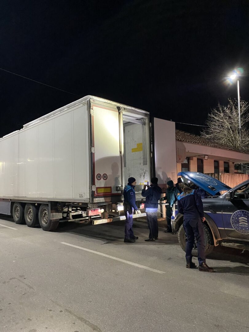 (Видео) Запленети 5050 штеки цигари и електронски цигари на ГП Стар Дојран, уапсен српски државјанин