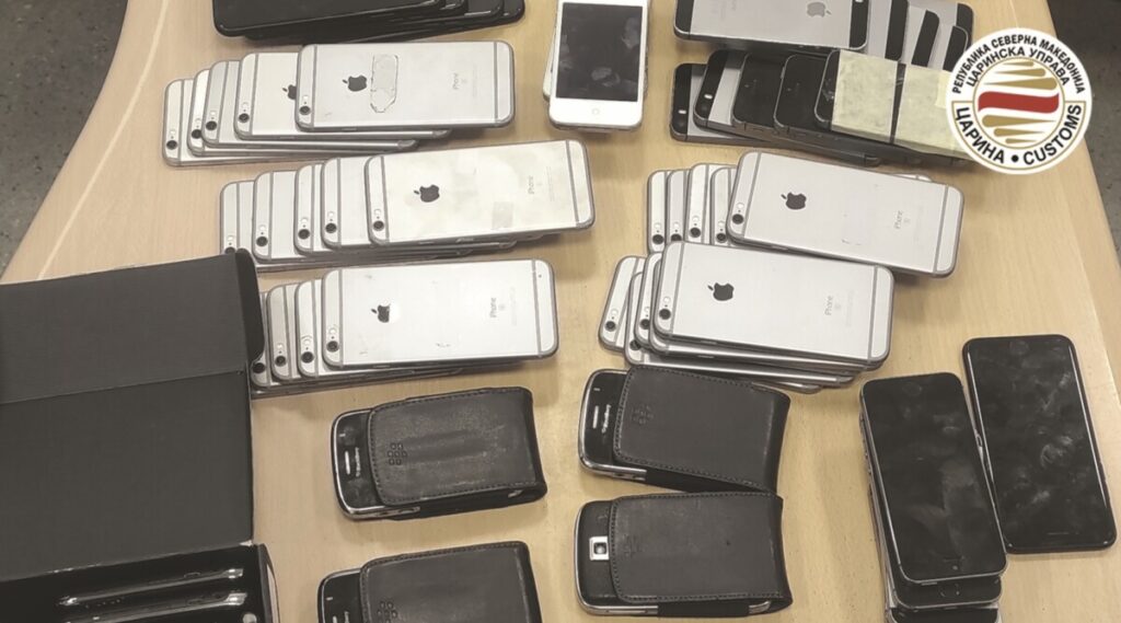 Царина со полни раце работа: Спречен шверц на алати, птици, маслиново маско, масло од црно семе, тутун, опрема за спа, парфеми