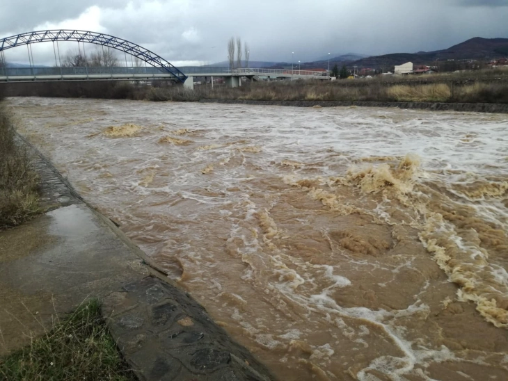 Повремени врнежи од дожд и зголемени водостои, но без опасност од поплави во повеќето делови на земјата – извештај на ЦУК
