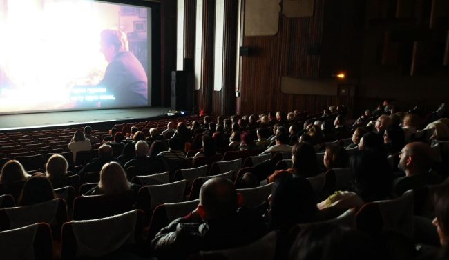 БРОЈОТ НА КИНОПУБЛИКА ВО МАКЕДОНИЈА ЌЕ ВЛИЈАЕ ДАЛИ РЕЖИСЕРОТ И ПРОДУКЦИЈАТА ЌЕ ДОБИЈАТ ПАРИ ЗА СЛЕДЕН ФИЛМ, НАЈАВИ ПОЧИТУВАЊЕ НА ЗАКОНСКАТА ОБВРСКА ДИРЕКТОРОТ МИЦЕВСКИ