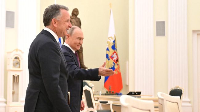 ПУТИН И ЗЕЛЕНСКИ СЕ ГЛУПАВИ АКО НЕ СЕ ДОГОВОРАТ, КАЖА ТРАМП ПРЕД НОВИТЕ СРЕДБИ ЗА МИРОВНИОТ ПЛАН ЗА УКРАИНА