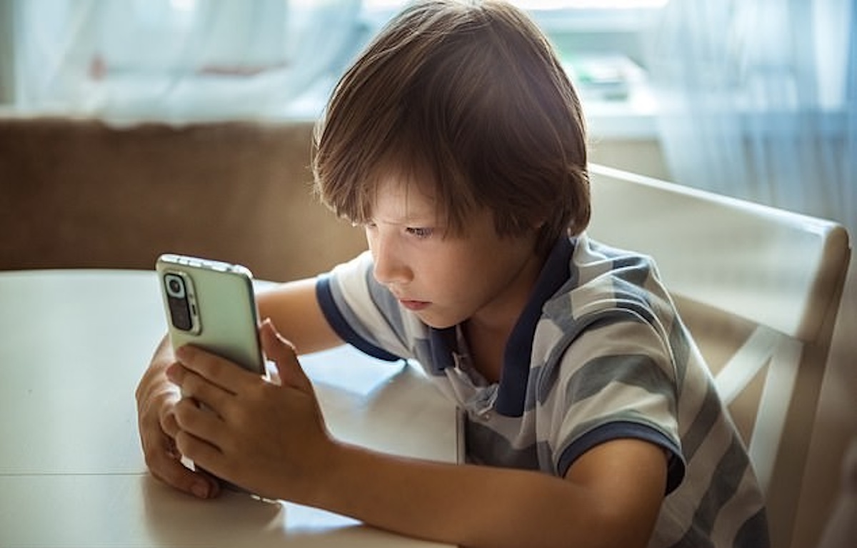 Мобилните телефони го оштетуваат физичкото и менталното здравје на децата. Ова е вондерна состојба во јавното здравје – предупредуваат медицинските експерти