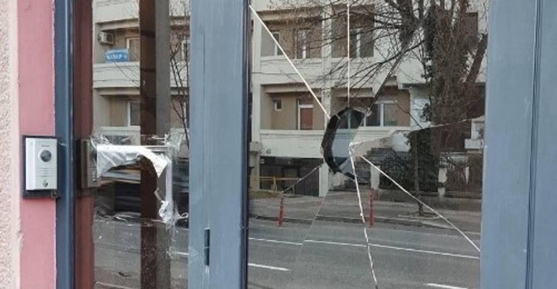 Пријавено оштетување на стаклото на влезната врата на Амбасадата на Бугарија
