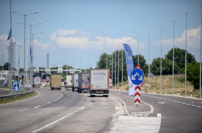 Камионџиите од Србија и БиХ продолжуваат со блокадите, во вторник состанок на министрите од Западен Балкан со ЕК