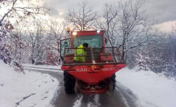 Се расчистува снегот од сообраќајниците и пешачките зони