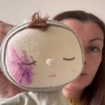 Цртежот на нејзиното дете ја натера да го засака белегот што го криеше со години