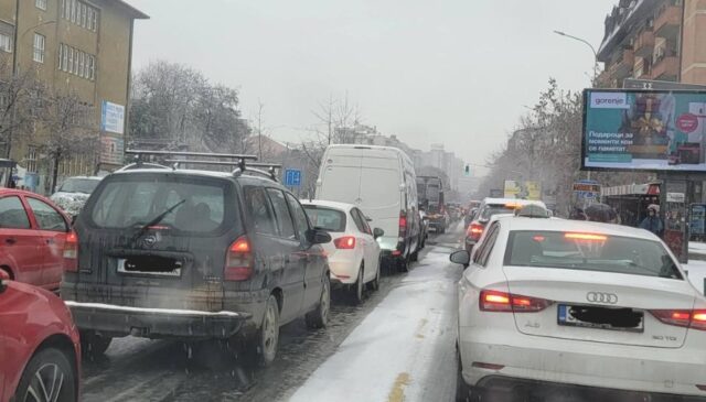 Скопјанец пикнал тинејџер во гепек откако фрлале со снежни топки по неговото возило