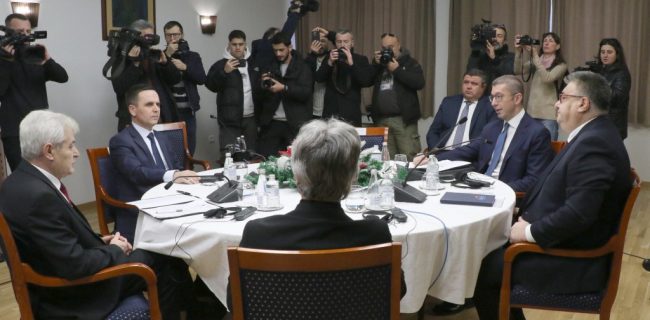 СИТЕ СЕ СОГЛАСИВМЕ ДА ИМА ТЕХНИЧКА ВЛАДА УШТЕ НА НАРЕДНИТЕ ИЗБОРИ И ПОТОА ДА СЕ УКИНЕ, РЕЧЕ МИЦКОСКИ ПО ЛИДЕРСКАТА СРЕДБА