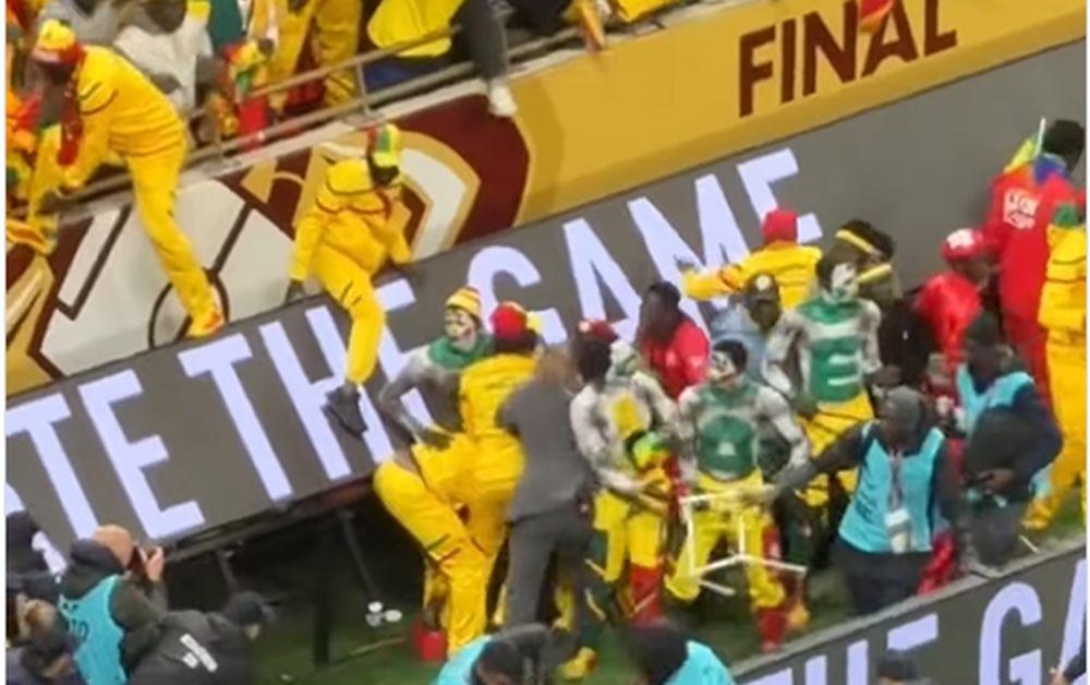 Невиден хаос на финалето, сенегалски навивачи се тепаа со редарите – летаа и столици (ВИДЕО)