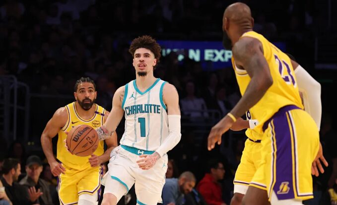 Шарлот ги прегази Лејкерси