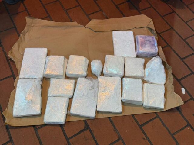 Пронајдени 10 килограми кокаин скриени во бункер во возило