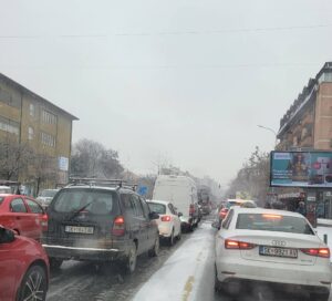 Поради снегот скопјани утрово заглавија во сообраќај и доцнеа на работа. Ѓорѓиевски не се дава, снегот не го изненадил