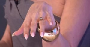 Цеца го покажа брилијантот со кој Аркан ја запросил