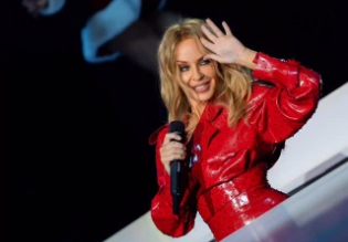 Славната пејачка Кајли Миног има 57 години, но не и брчки што би го покажале тоа