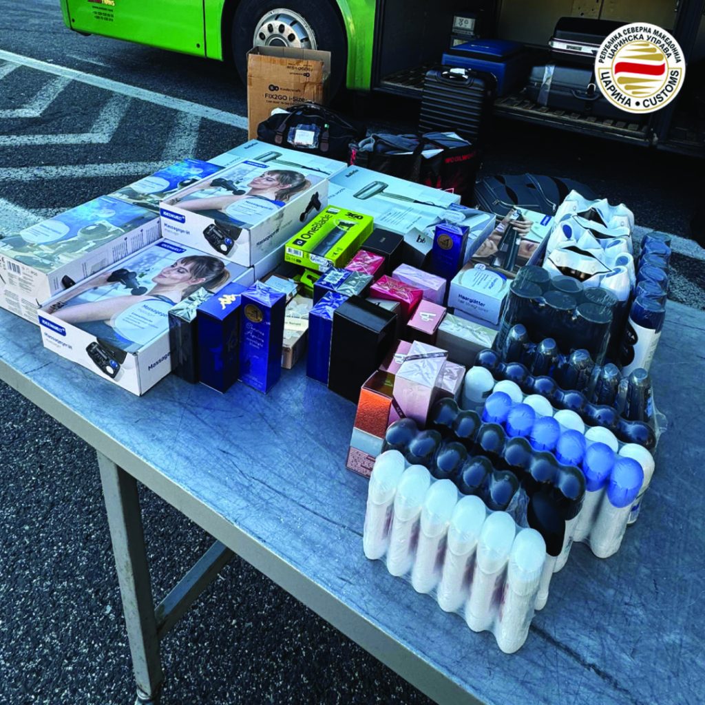 Спречени обиди за шверц на мобилни телефони, парфеми, над два тони храна, тутун и живи птици, соопшти Царината