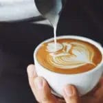 Дали знаете што се случува со вашето тело ако додадете млеко во вашето кафе? Одговорот ќе ве изненади