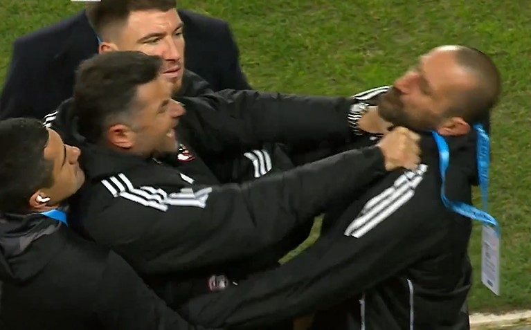 Бурак Јилмаз му се сипа на судијата, па за врат го фати својот помошник