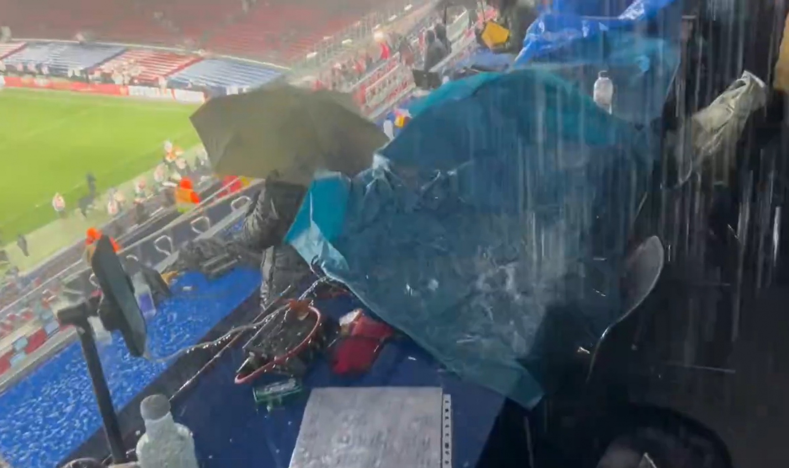 „Водопад“ на новиот „Камп Ноу“ – силен дожд го оштети скапиот стадион (ВИДЕО)