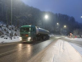 Снег на патиштата и во градовите, забрана за движење на камиони на Стража, Ѓавато и Пресека, како и на делниците Маврово-Дебар и Струга-Ќафасан