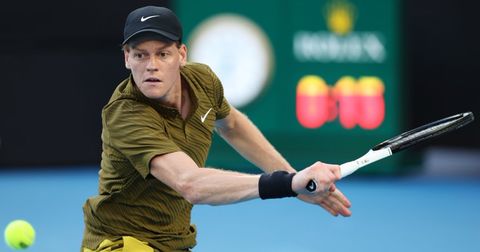 Синер доминираше два сета, па противникот го предаде мечот