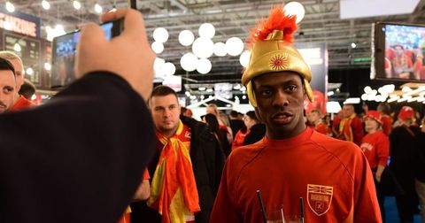 „Џими“од Шведска ќе навива за Македонија: Ги сакам ќебапите, девојките, чорбата (ВИДЕО)