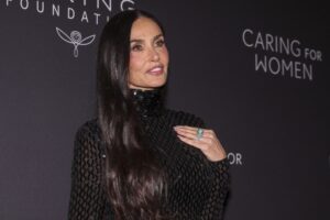 (Видео) Транспарентно, но не и вулгарно: Деми Мур е икона на стилот