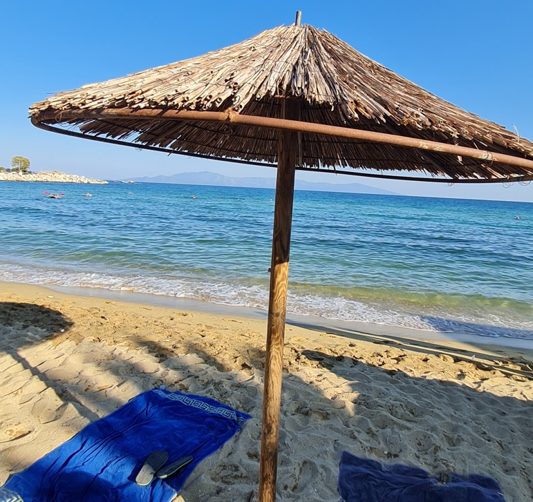 ГРЧКИ ОСТРОВ НУДИ ПАРИ И СМЕСТУВАЊЕ ЗА НОВИТЕ ЖИТЕЛИ