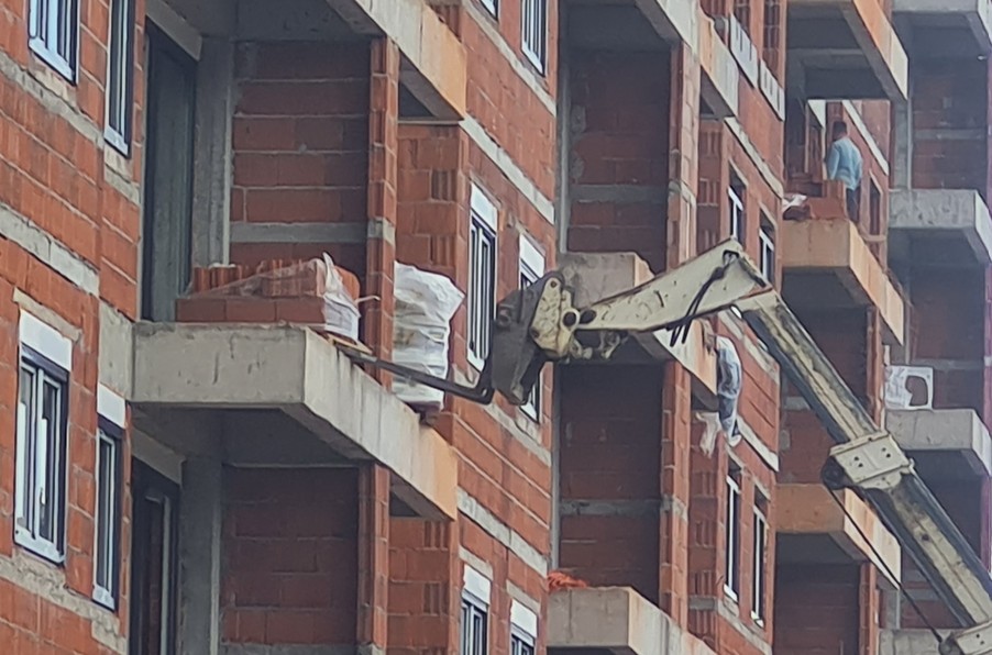 АЛБАНЦИТЕ ЖИВЕАТ ВО ПРЕНАСЕЛЕНИ СТАНОВИ