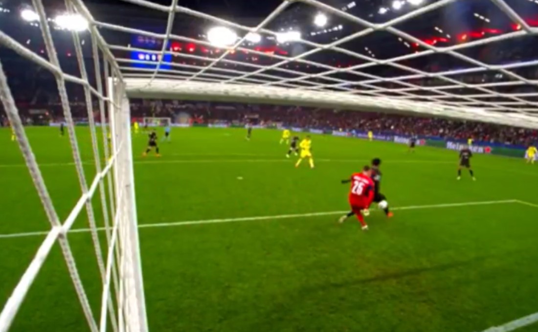 Вакви голови не се гледаат често во ЛШ: Голманот на Виљареал реагираше како аматер (ВИДЕО)