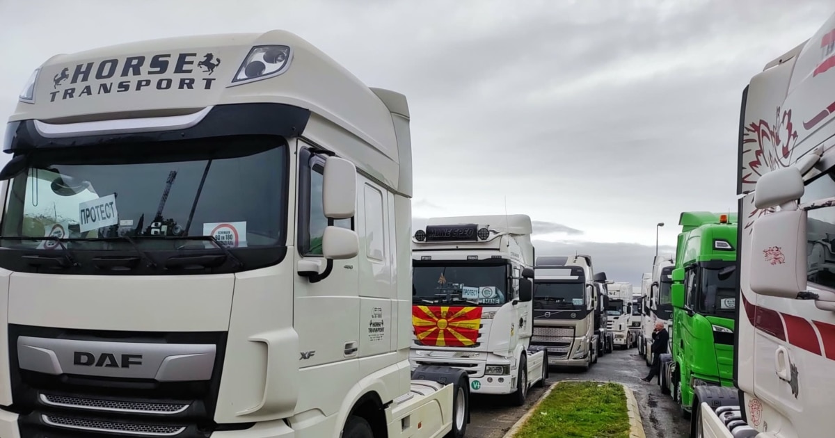 Македонските транспортери се повлекоа од блокадите, штетите допрва ќе се пресметуваат