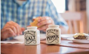 ДАЛИ ЧЕСТО ЈАДЕТЕ САМИ? Еве што тоа може да значи за вашето ментално здравје